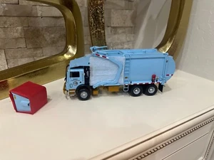 First Gear Garbage Truck 1/34 - City of Chicago - Picture 1 of 2