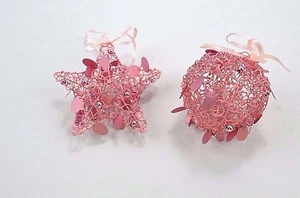 2 hermosos adornos de árbol de Navidad adornados con alambre rosa estrella y globo brillante - Imagen 1 de 8