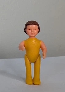 KINDER SURPRISE Baby Kleinkind Kind gelber Anzug 1984 2" bewegliche Arme und Beine - Bild 1 von 7
