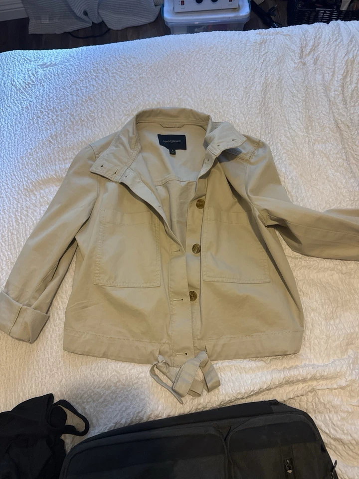 Chaqueta cortavientos Banana Republic para mujer pequeña caqui cintura ceñida utilitaria Foto 1 de 1