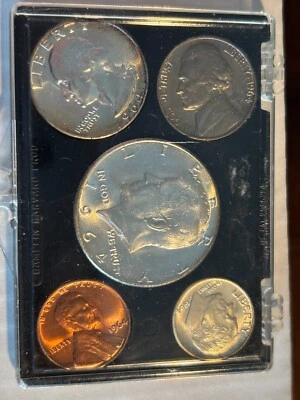 1964 San Francisco mint 5 coin set includes penny thru 1/2 dollar piece - Image 1 of 2
