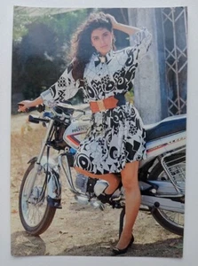 Juhi Chawla Bollywood Rare Postcard Post Card - Picture 1 of 1
