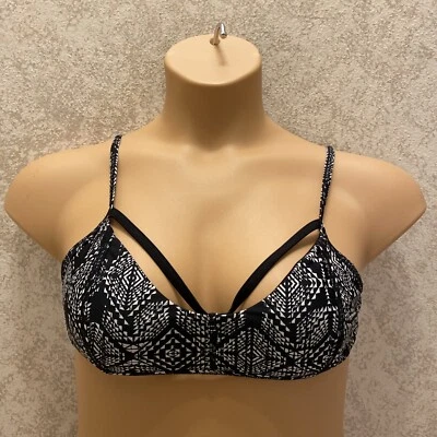 Top de bikini Xhilaration. Geométrico blanco y negro con recortes. Talla mediana  Foto 1 de 4