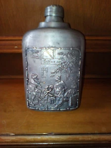 Taschenflasche mit filigraner Handarbeit Wirtshausmotiv Zinn - Bild 1 von 5