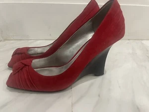 Dark Red Suede Guess Peep-Toe Wedge Heels sz 8.5 - Picture 1 of 7
