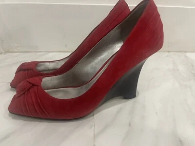 Tacones de cuña Guess Peep-Toe de gamuza rojo oscuro talla 8,5 Foto 1 de 4