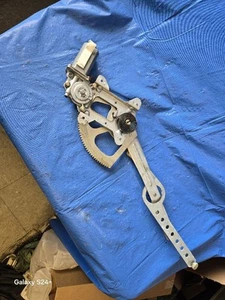 95-98 99 CHEVY TAHOE RIGHT FRT POWER WINDOW REGULATOR AND MOTOR PASSENGER SIDE - Picture 1 of 2