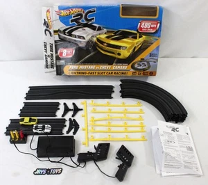 Coches ranurados Hot Wheels RC Ford Mustang vs Chevy Camaro probados en pista funcionando - Imagen 1 de 18