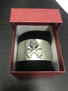 Costume Pirate Cuff With Raised Skull / metal - Picture 1 of 6
