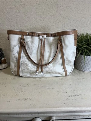 Bolsa tote Alviero Martini 1a classe mapa estampa geográfica feita na Itália acabamento em couro - Imagem 1 de 4
