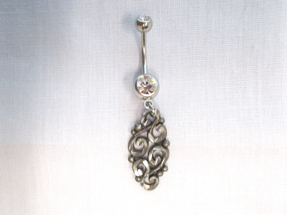 DIJE COLGANTE DISEÑO REMOLINO DE PELTRE GRABADO EN BARRA ANILLO VIENTRE CIRCONITA TRANSPARENTE 14g Foto 1 de 1