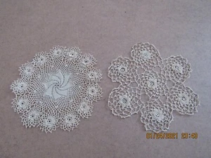 Dos elegantes tapetes de ganchillo a mano vintage de 6 3/4 pulgadas y 7 pulgadas - Imagen 1 de 5