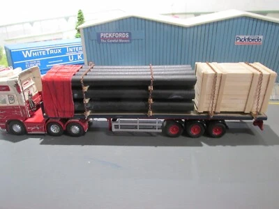 Carga de tubería artesanal a escala 1,50 y caja para un remolque de plataforma plana de tres ejes, Foto 1 de 2