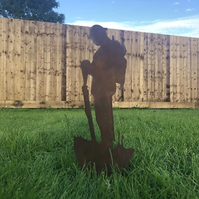 RW NORFOLK RUSTIC METAL SIGN SILHOUETTE Lest We Forget Soldier ARMY GARDEN SSAFA CHARITY