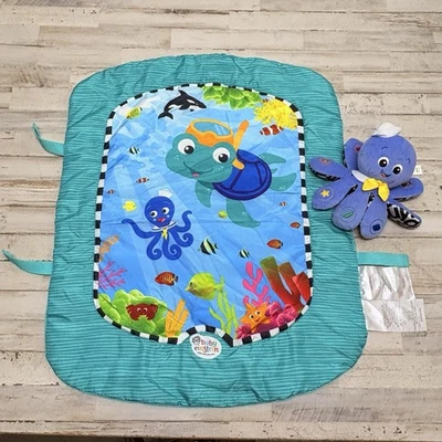 Alfombra de juego de luz y mar Baby Einstein y juguete de peluche musical de pulpo Foto 1 de 4