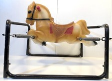 caballo de juguete con resortes