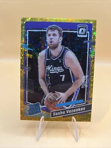 2023-24 Donruss Optic Sasha Vezenkov Rated Rookie Gold - Disco Prizm 2/10 #244 - Foto 1 di 2
