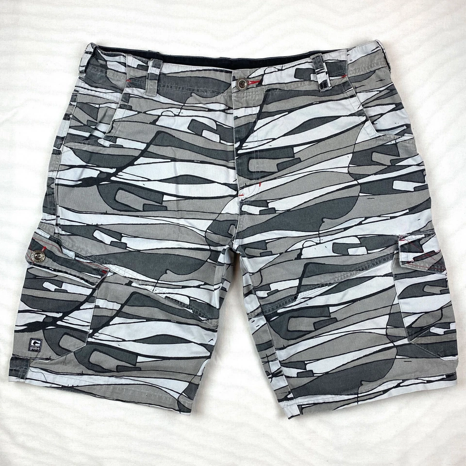 Pantalones Cortos Callejeros Marca Globe Gris Estampado Geo Camuflaje Talla 38 Skate Foto 1 de 4