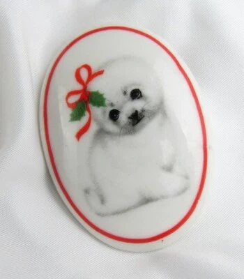 Broche prendedor camafeo de Navidad cachorro sello bebé ovalado de porcelana - ¡Tan lindo! Foto 1 de 4