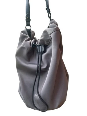 Bolso Cole Haan Zero grand ligero gris nailon con asa superior de cuero Foto 1 de 4