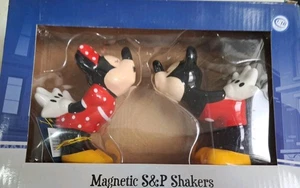Coctelera de sal y pimienta magnética para besos Mickey & Minnie Westland artículos de regalo Disney - Imagen 1 de 1