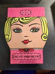 Benefit Cosmetics Gals Just Wanna Have Fun set edizione limitata 9 pezzi / latta NUOVO - Foto 1 di 3