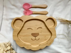 Bambus Babyteller; Kindergeschirr mit Saugnapf, Besteck: Löwe Rosa - Bild 1 von 3