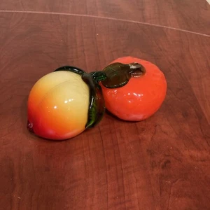 Juego De Colección De 2 Frutas Decorativas De Vidrio Soplado Frutas Melocotón Y Manzana~Mediados De Siglo~MCM - Imagen 1 de 8