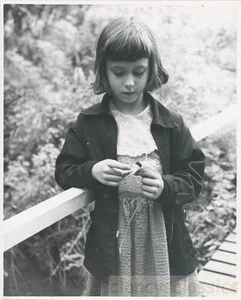 1940s RR LaPelle Art Photograph Little Girl Daisy Flower Loves Me Loves Me Not - Picture 1 of 1