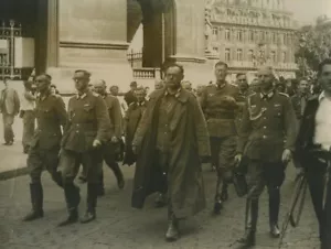 WWII Liberation de Paris FFI Officiers Allemands Prisoniers Photo Aout 1944 - Picture 1 of 3