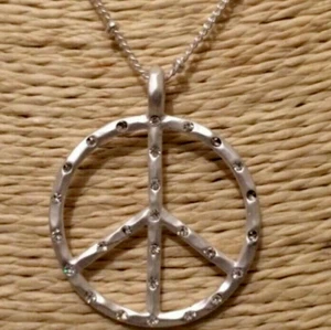 Peace Sign Pendant Chain Necklace Matt Silver Boho Hippy Retro Women's Gift UK - Picture 1 of 2