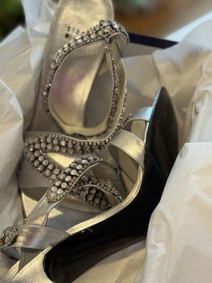 Tacón de aguja Stuart Weitzman para mujer plateado talla 10M Cosmo punta Foto 1 de 4