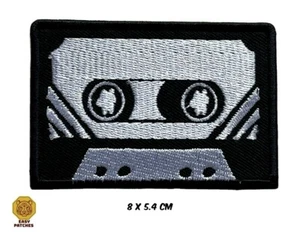 Schwarz grau Retro Kassette Band bestickt Bügeln/Aufnähen Patch T-Shirt Tasche Abzeichen - Bild 1 von 1
