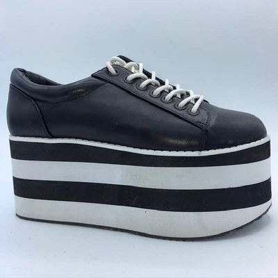 Mocassins de plataforma da marca Rocket Dog. As cores são preto e branco. Tamanho 7 - Imagem 1 de 4