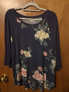 Top floral cuello redondo manga 3/4 talla grande 2X azul Maurices 24/7 para mujer - Imagen 1 de 3
