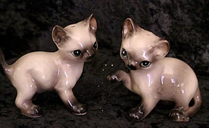 Salero y pimentero juguetones gatitos siameses Japón cerámica Ucagco de colección - Imagen 1 de 5
