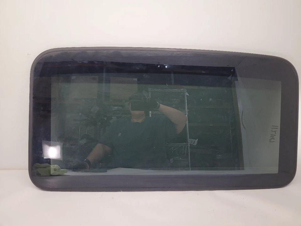 2007-2014 CADILLAC ESCALADE Sun Roof Sunroof Glass 22815953  - Изображение 1 из 4