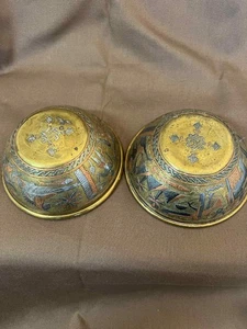 Antica coppia di ciotole Cairoware in ottone argentato intarsiato c1900 set nodo infinito X2 - Foto 1 di 9