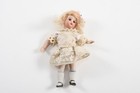 O70M24- Porzellan Miniatur Puppe mit Glasaugen gemarkt 10