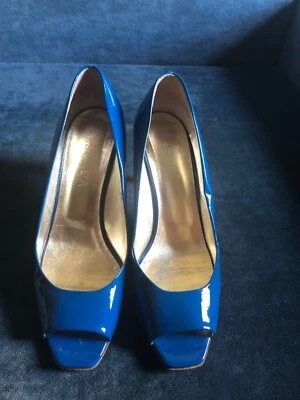 Tacones abiertos de charol azul ESCADA, talla 9 Foto 1 de 4