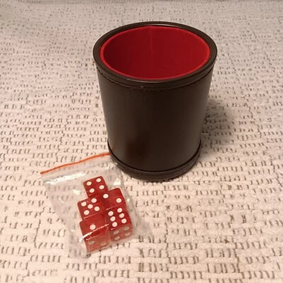 NIOB Cuero sintético imitación cuero negro con forro de terciopelo rojo taza de dados y 5 dados rojos Foto 1 de 4