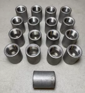 (Qty 17) 1/2 Inch NPT Pipe Coupling 316 Stainless 150 lb - Picture 1 of 5