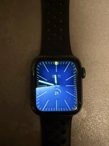 Apple Watch Series 5 40mm Space Grau Aluminiumgehäuse mit Schwarz Sportarmband - - Bild 1 von 8