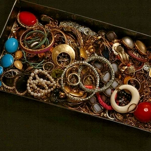 NACHLASS VINTAGE SCHMUCK KONVOLUT 100+ TEILE 50er-80er Jahre TRAGBAR GEMISCHTE STILE & MATERIAL - Bild 1 von 16