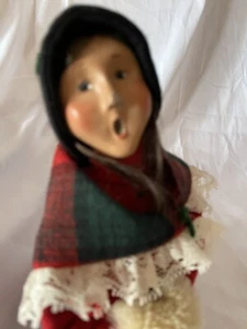 Byers Choice Caroler 2009 hübsche Dame im roten Kleid mit Muff. Schottenkaro Schal. - Bild 1 von 5