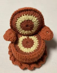 Vintage handgehäkelt 5 Zoll Stuhl Pin Kissen Puppe Möbel verbrannt orange gelb - Bild 1 von 6
