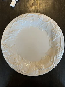 Bordallo Pinheiro Embossed White Grape Pattern Dinner Plate 11 1/2 Inches Wide - Picture 1 of 3