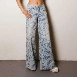 Urban Outfitters BDG Low & Wide Jean in Floral Print - Picture 1 of 4