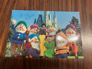 Vintage 1981 WALT DISNEY WORLD POSTCARD - SNOW WHITE & 7 DWARFS - Picture 1 of 2