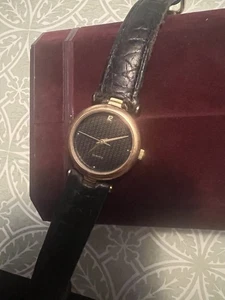 Orologio Vintage Pierre Cardin Donna 25mm Tono Oro Quadrante Nero Svizzero - FUNZIONA GR8 - Foto 1 di 6